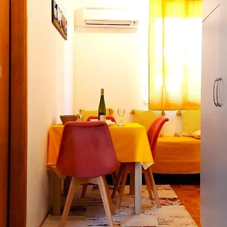 Apartmán Roko - 150 M From The *